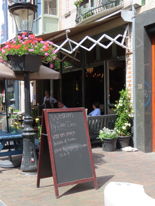 850171 Afbeelding van een buitenbord bij Café Nieuwe Dikke Dries (Oudkerkhof 36) te Utrecht, met de mededeling dat men ...